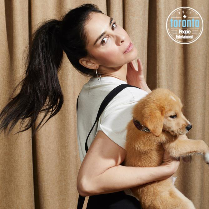 Sarah Silverman con in braccio un cucciolo