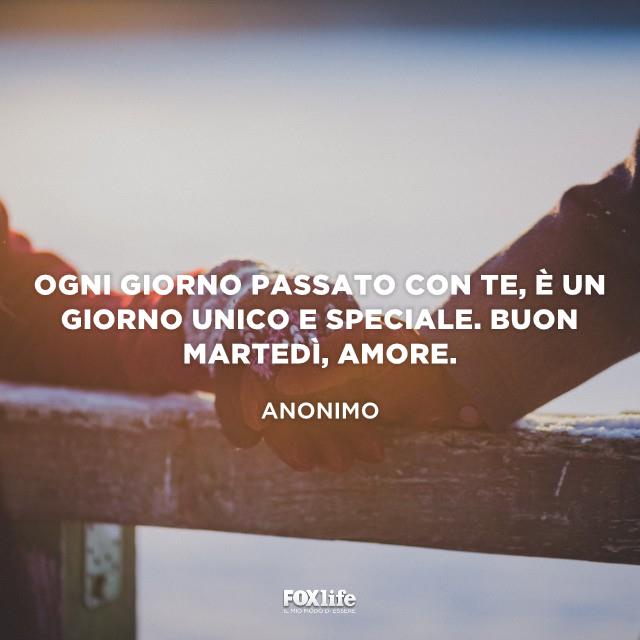 Ogni giorno passato con te è speciale Mani di ragazzo e ragazza che si stringono