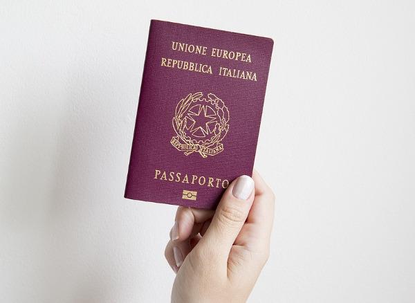 Viaggiare sicuri: i Documenti per il viaggio all'estero un Passaporto