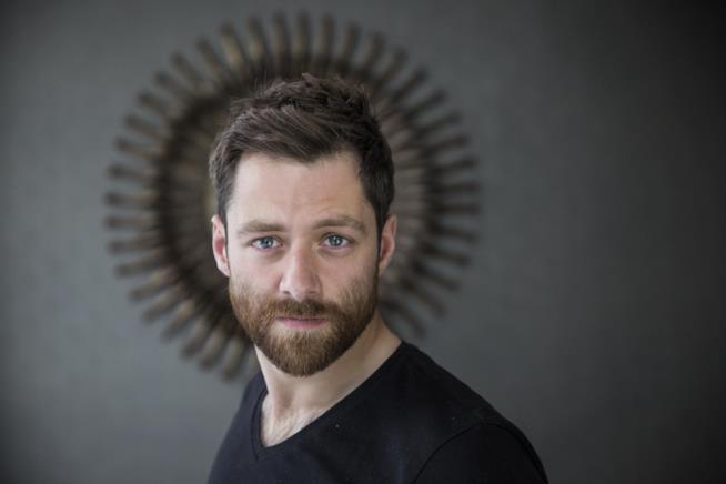 Richard Rankin è uno dei nuovi ingressi della seconda stagione di Outlander L'attore Richard Rankin in una foto promozionale