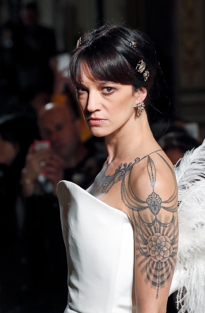 Asia Argento sfila a Parigi, immagine a mezzo busto Asia Argento sfila a Parigi, immagine a mezzo busto