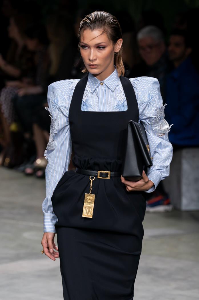 sfilata Versace Un look della sfilata Versace