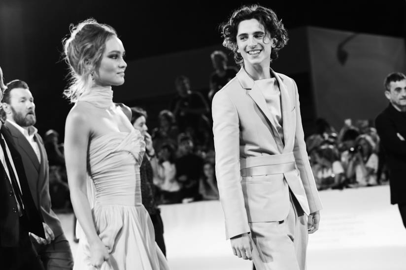 Timothée Chalamet e Lily-Rose Depp, i meme sul loro bacio Timothée Chalamet e Lily-Rose Depp