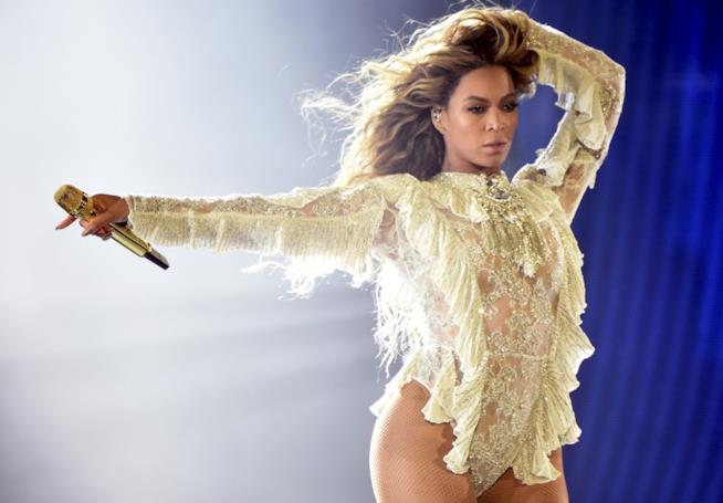 Beyoncé ama i look caratterizzati da body e shorts ricamati La cantante Beyoncé icona fashion