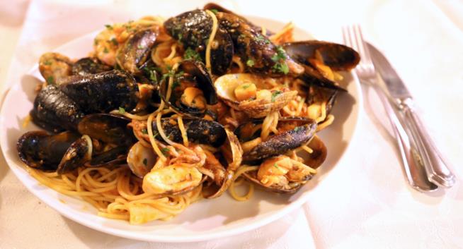 Spaghetti allo scoglio con cozze, calamari, gamberi e seppie Spaghetti allo scoglio con pomodorini
