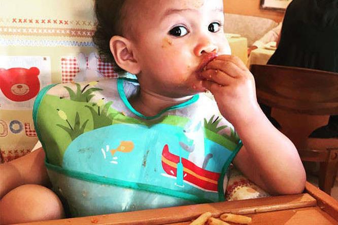 Luna Stevens assaggia la pasta La figlia diJohn Legend che mangia la pasta