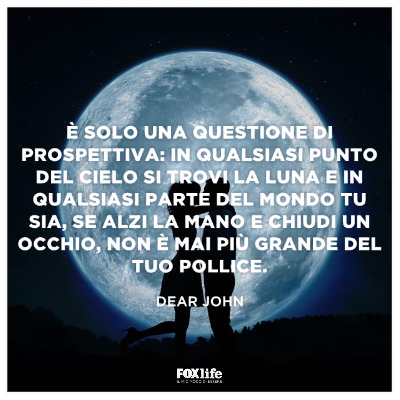 Frase Dear John Coppia si bacia di fronte alla luna