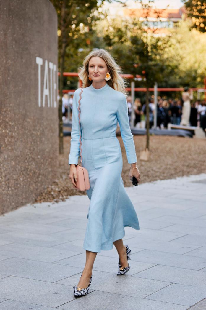 Vestito azzurro pastello e pumps a punta Look bon ton composto da abito midi e tacchi bassi