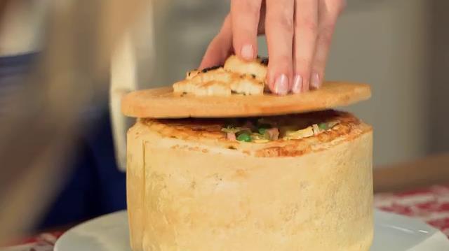 Timballo di Tortellini, la ricetta Timballo di Tortellini con coperchio di pasta brisé