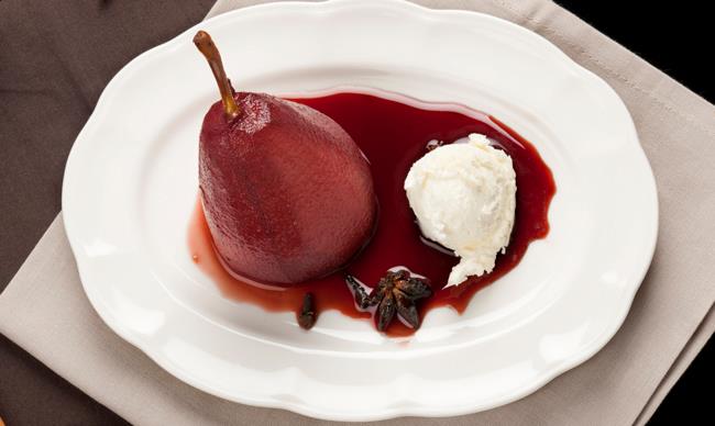 Pere al vino: la ricetta con vino rosso, cannella e chiodi di garofano Pere al vino