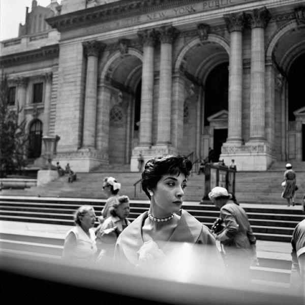 Uno scatto rubato di Vivian Maier Una donna ritratta in una foto di Vivian Maier