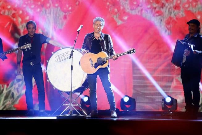 Dopo due anni di silenzio, Ligabue torna con il nuovo singolo: Luci d'America. Luciano Ligabue durante un concerto.