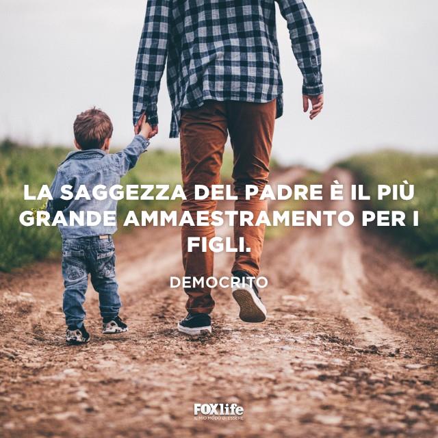 Frasi festa del papà: Citazione Democrito Padre e figlio lungo una strada