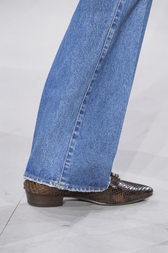 Pantaloni a zampa, camicia nera e giacca di pelle in passerella di Celine Pantaloni a zampa, camicia nera e giacca di pelle in passerella da Celine per la PE 2020