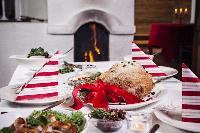 Secondi di Natale Tavola imbandita per il pranzo di Natale