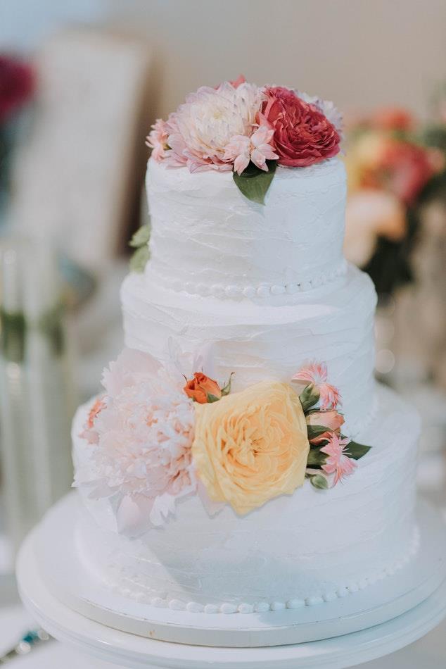 Torta nuziale Torta nuziale con fiori e decorazioni
