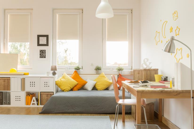 La cameretta dei bambini può essere arredata evitando i soliti rosa e azzurro e scegliendo colori più inusuali come il verde, il lilla e il giallo Cameretta per bambini arredata con colori vivaci come il giallo e l'arancio