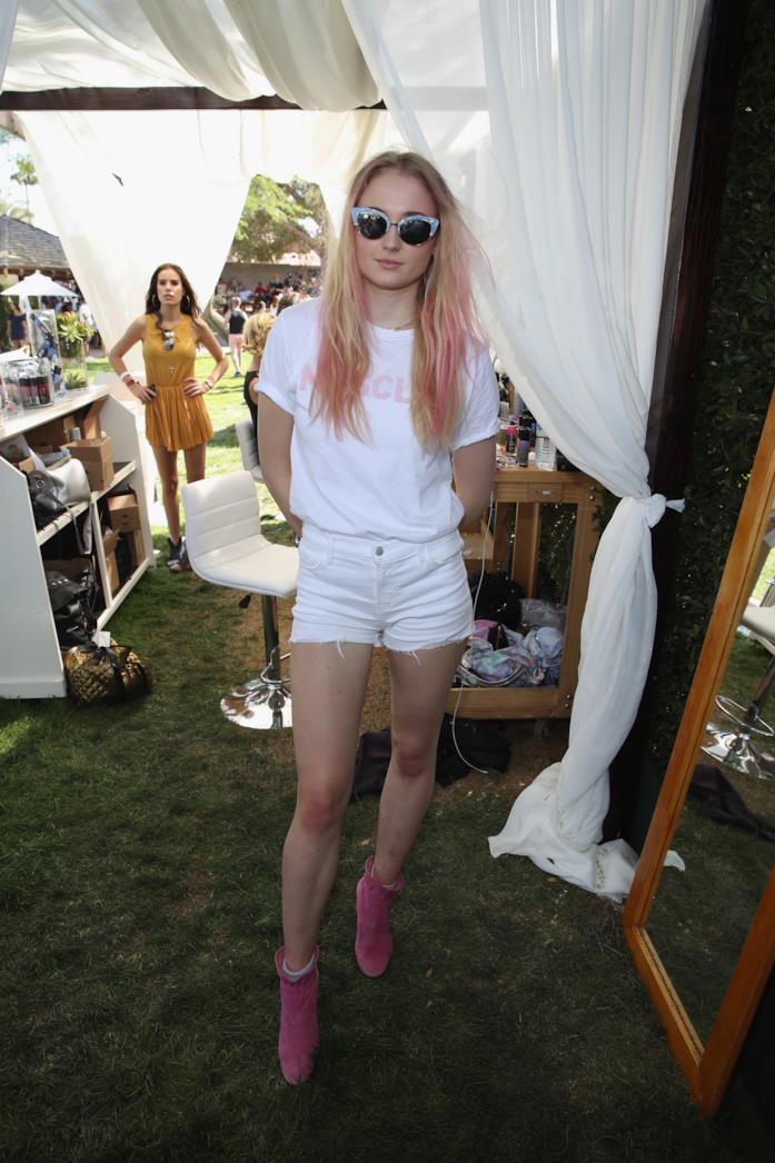 Sophie Turner con shorts e stivaletti Sophie Turner indossa shorts bianchi e stivaletti