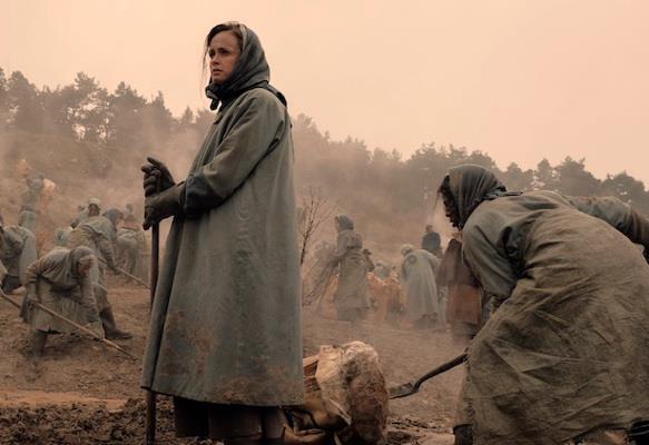 The Handmaid's Tale, le colonie Diglen, interpretata da Alexis Bledel