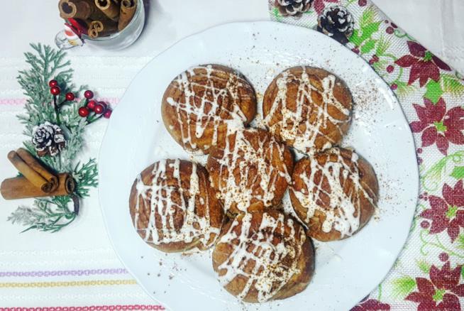 Cinnamon rolls Piatto con dolci tondi