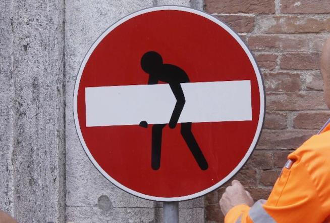 L’opera e gli sticker di Clet Abraham Un’opera di Clet Abraham