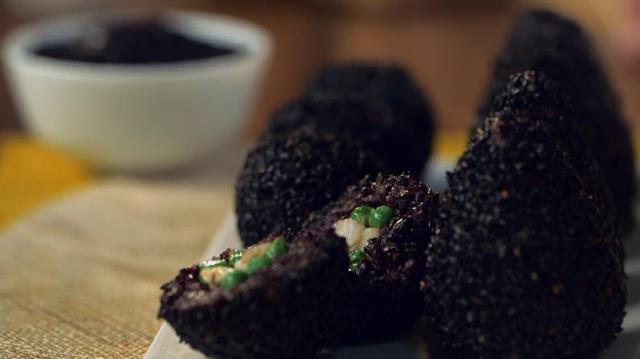 Arancini di riso venere, piselli e pesce. La ricetta di Giallo Zafferano Arancini di riso venere