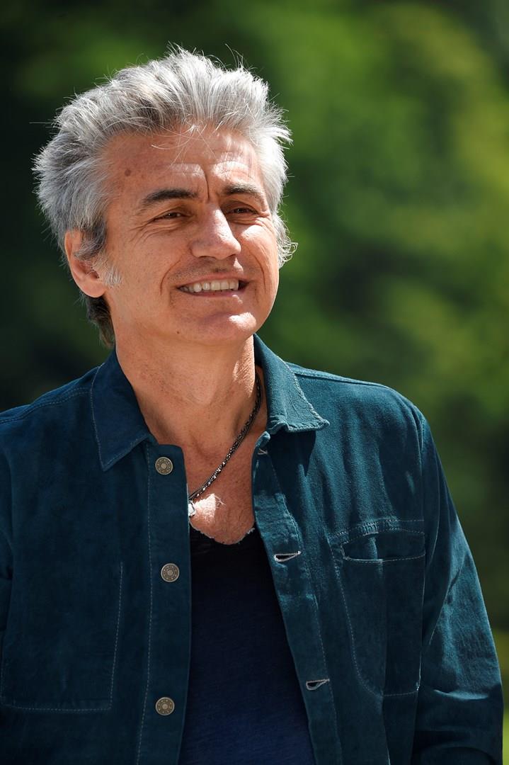 Il cantante Luciano Ligabue Primo piano di Luciano Ligabue che, in piedi, sorride
