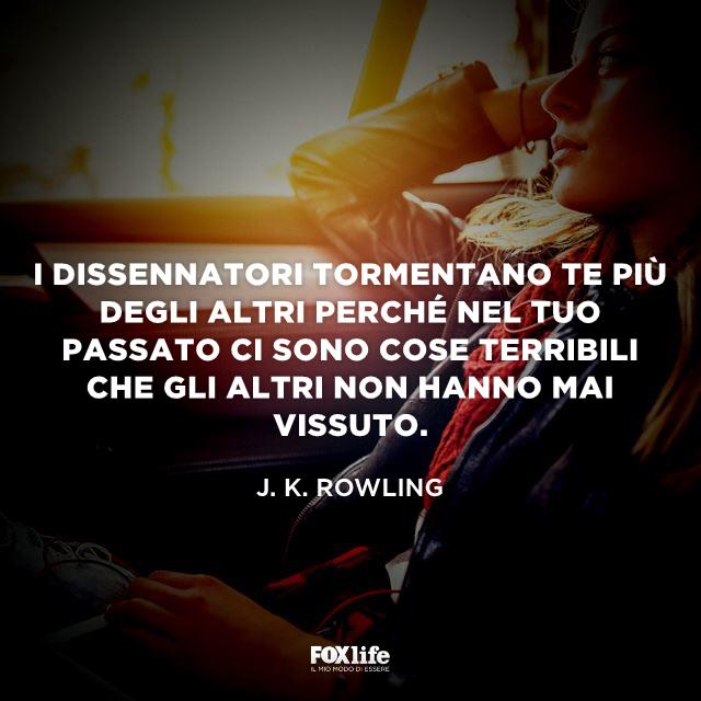 Frase dissennatori Ragazza triste guarda fuori da un finestrino