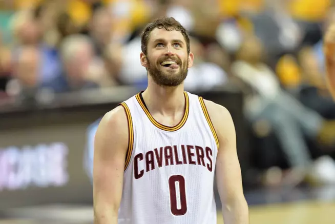 Kevin Love è uno dei 15 sportivi più belli e sexy di questa classifica. Dal volley al ciclismo, vediamo chi gli fa compagnia in questa lista Kevin Love, atleta dei Cleveland Cavs, è uno degli sportivi più belli. Ecco quali sono gli altri 14