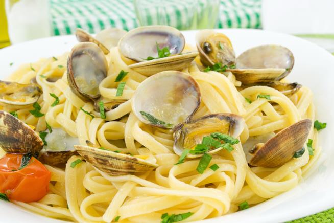 Linguine con i lupini: la ricetta piatto bianco con linguine, pomodorini, lupini e prezzemolo
