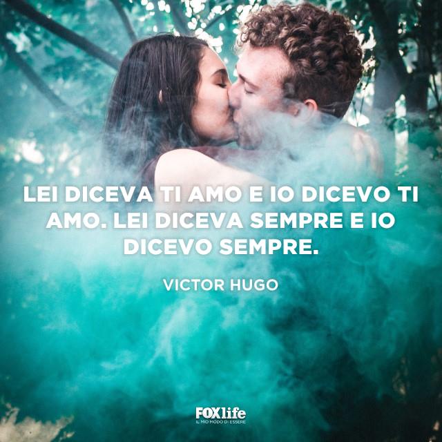 Frase Victor Hugo Coppia si bacia con passione