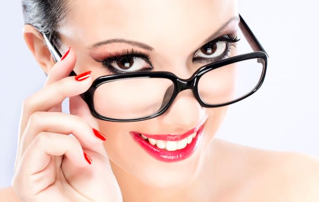 Il make up giusto per gli occhiali da vista Primo piano di una ragazza che indossa gli occhiali