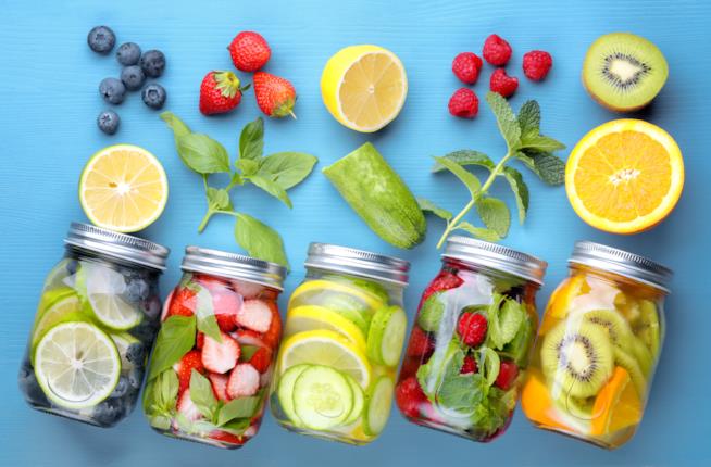 Frutta, spezie, erbe aromatiche: colore e benessere nelle acque aromatizzate Acque aromatizzate: un tocco di benessere e colore