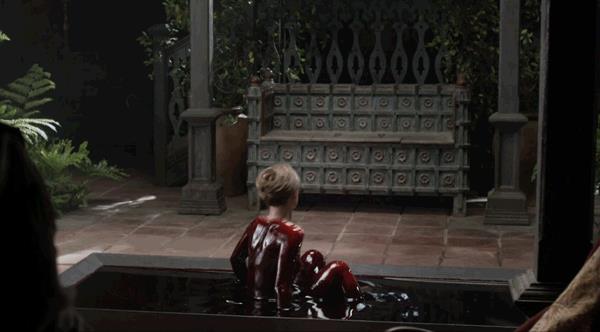 Geillis emerge dal bagno di sangue in una scenda di Outlander Lotte Verbeek coperta di sangue nell'episodio La Bakra di Outlander
