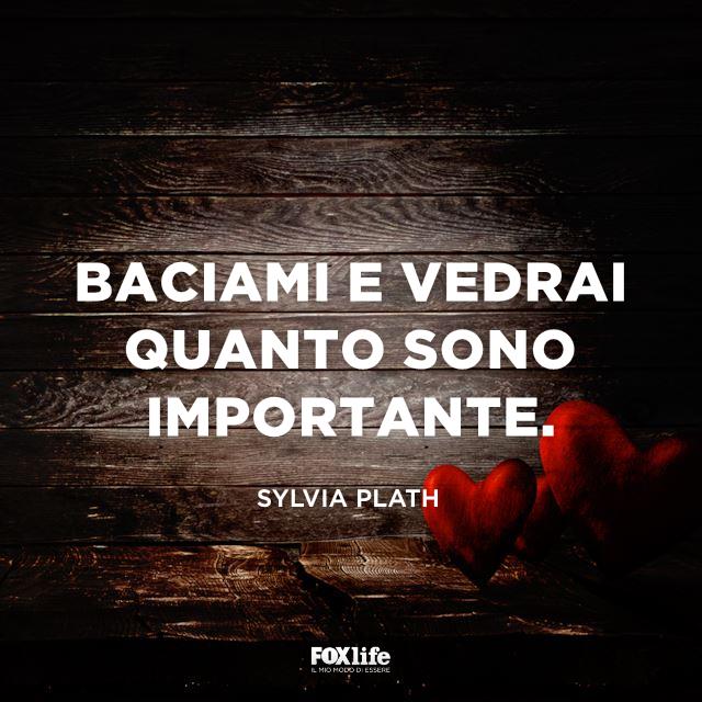 Frase Plath Cuori di plastica appoggiati sul legno