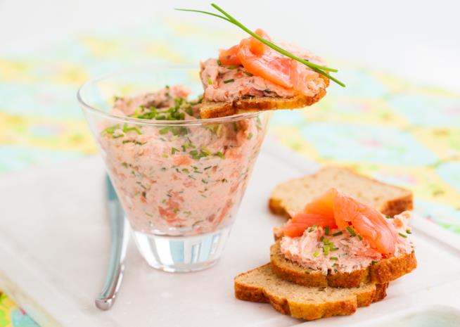 Mousse di salmone fresco da spalmare sui crostini o servire in cocotte Mousse di salmone