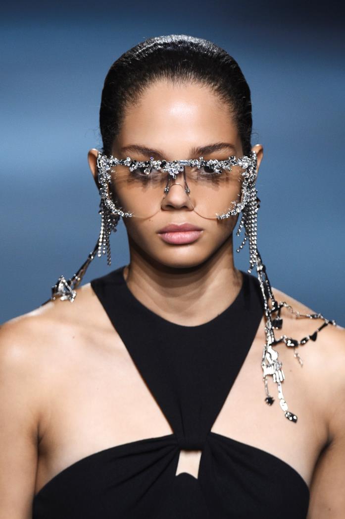 Occhiali Givency alla ss19 Modella che indossa occhiali Givency