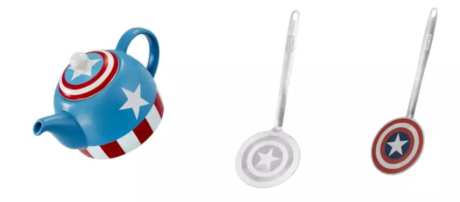 Utensili per cucina ispirati a Captain America Una teiera e due palette in metallo decorate con il simbolo di Captain America