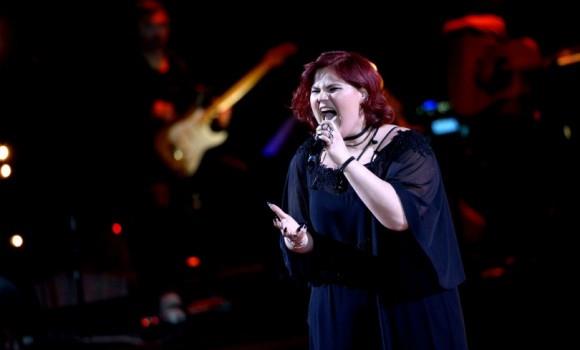 Maryam Tancredi vince The Voice of Italy Maryam Tancredi, in piedi, vestita di nero, mentre canta al microfono
