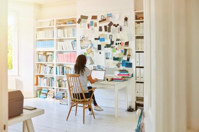 Lavorare da casa rispettando gli orari di lavoro Donna che lavora da casa