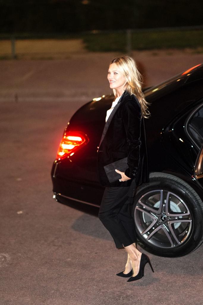 Kate Moss alla sfilata Saint Laurent Kate Moss elegantissima in tuxedo nero