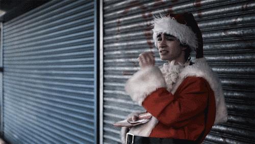 Misfits Nathan vestito da Babbo Natale che fuma