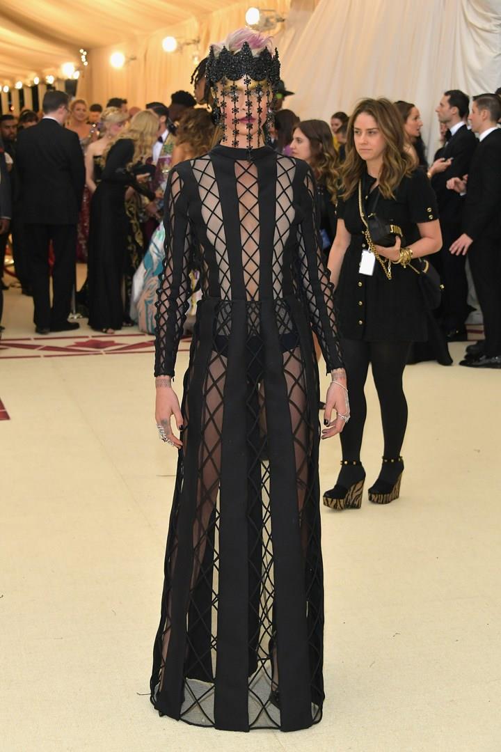 Cara Delevingne al MET Gala 2018: il suo look L'abito di Cara Delevingne al MET Gala