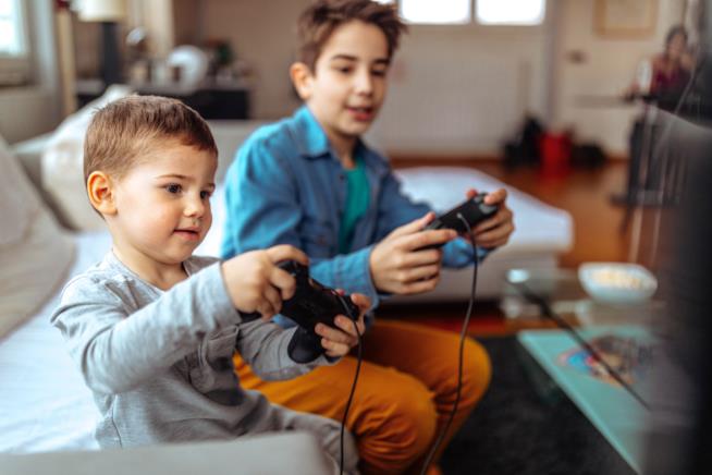Bambini e videogiochi: nuovi dati Bambini che giocano con la consolle