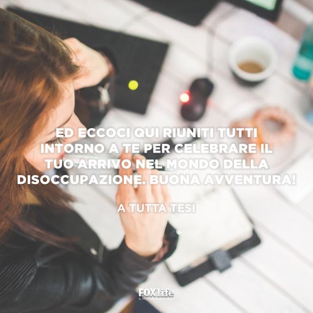 Frase divertente laurea e disoccupazione Ragazza con penna e agenda