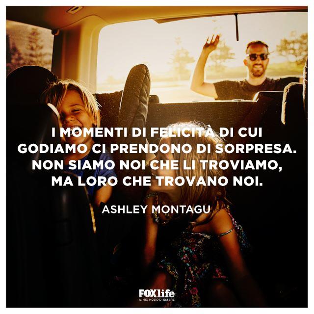 Momenti felici Bambini sorridenti in auto