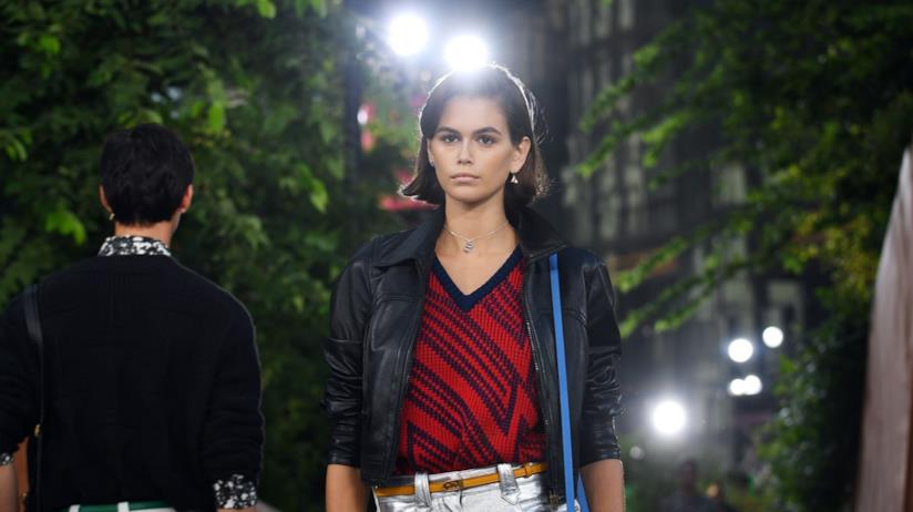 Il caschetto di Kaia Gerber nella sfilata di Coach Kaia Gerber durante la sfilata di Coach