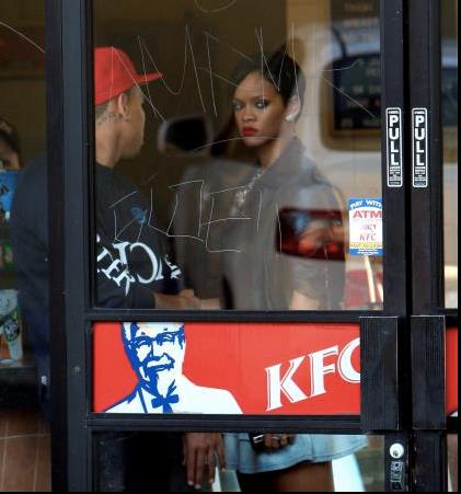 Rihanna e il pollo fritto Rihanna dentro uno store di KFC