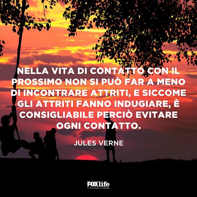 Frase attriti Bambini e ragazzi giocano al tramonto