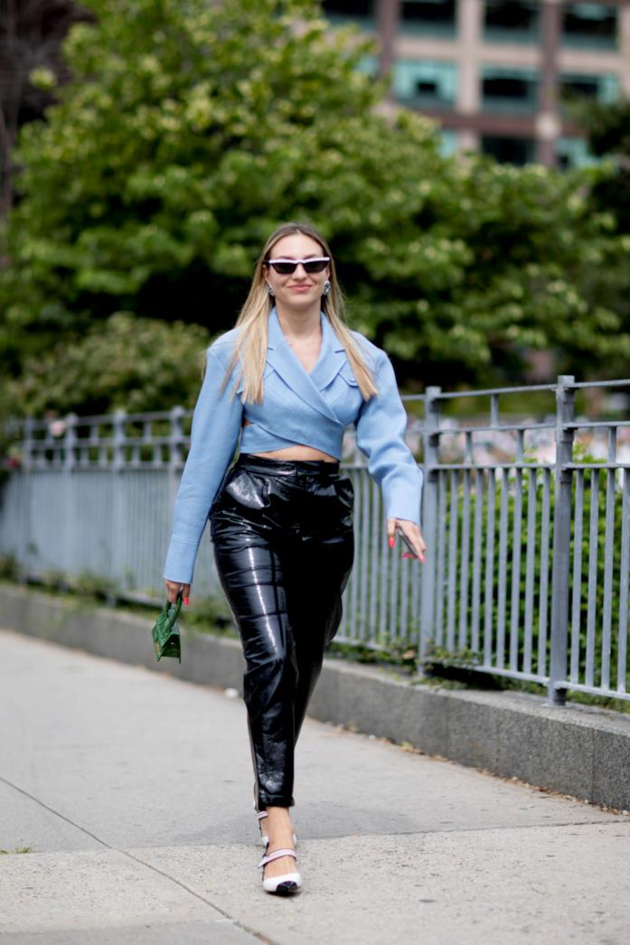 Pantaloni di pelle indossati con giacca incrociata e ballerine con cinturino Pantaloni di pelle abbinati a giacca incrociata e ballerine con cinturino